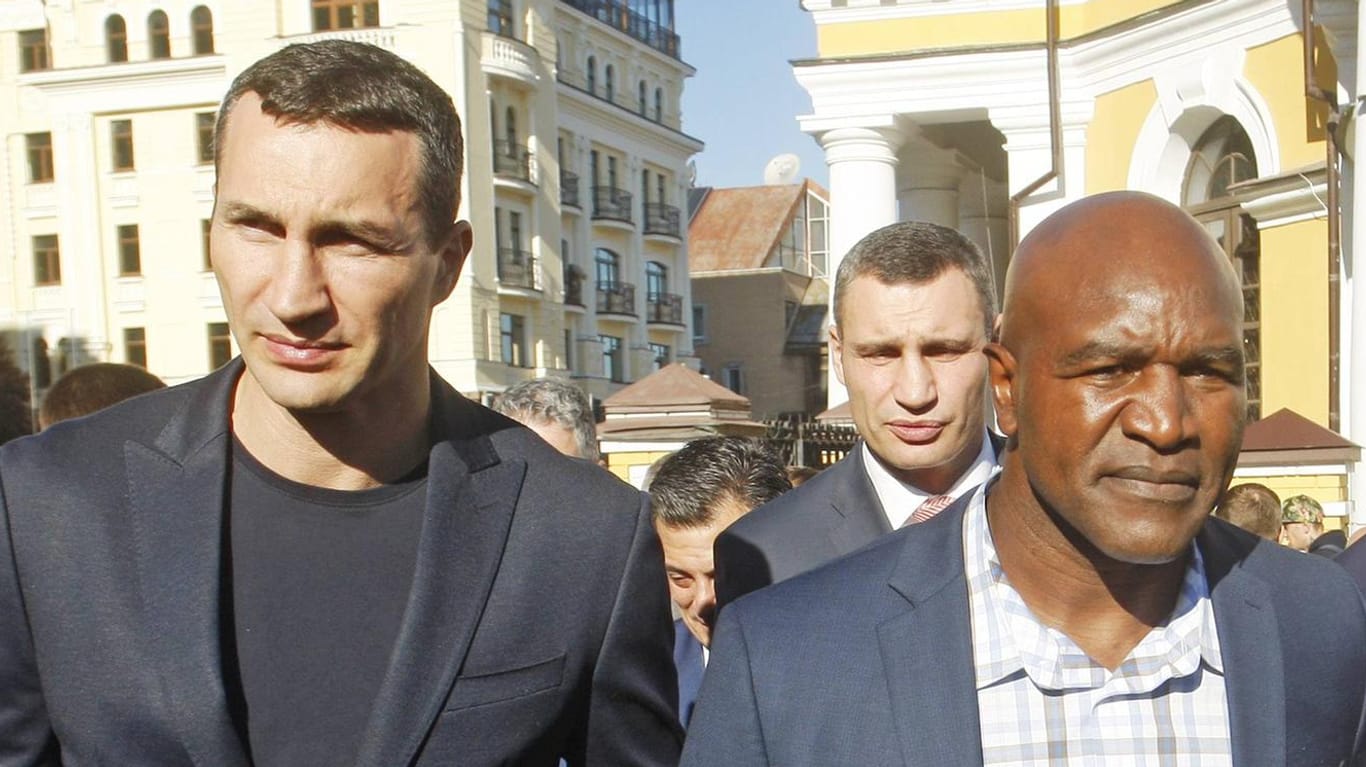 Wladimir Klitschko (li.): Der frühere Weltmeister bereitet Evander Holyfield (re.) auf seinen Comeback-Kampf vor.