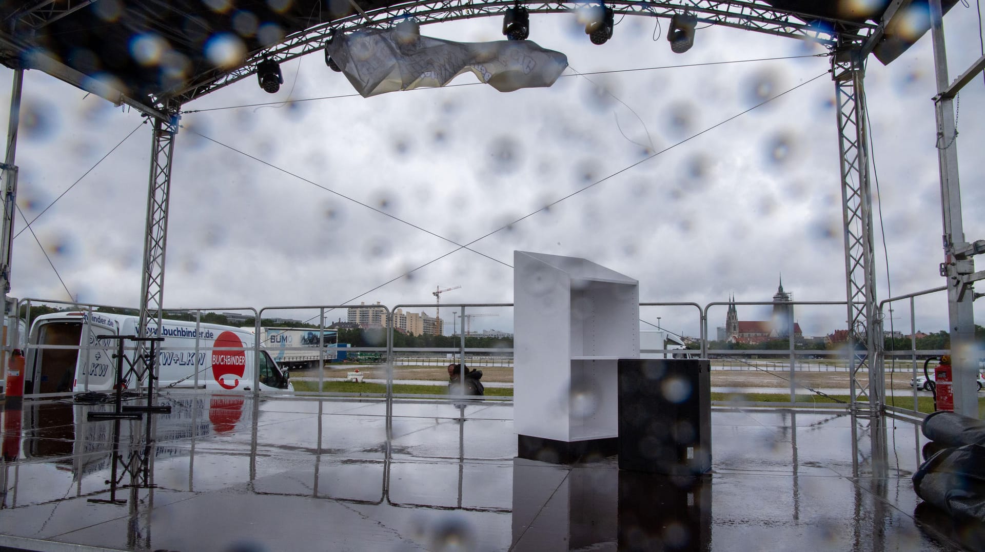 Vom Gewitter überrollt: Vor dieser Bühne in München wollten sich rund 1.000 Menschen zu einer Kundgebung gegen die Corona-Maßnahmen versammeln.