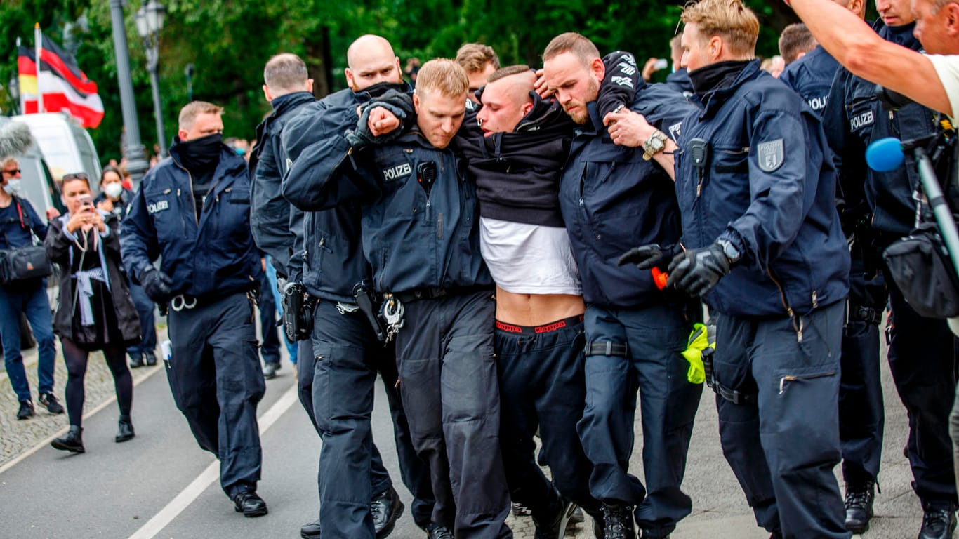 Polizeieinsatz in Berlin: Polizisten nehmen einen Teilnehmer einer Demonstration der Gruppe "Gelbe Westen" fest.