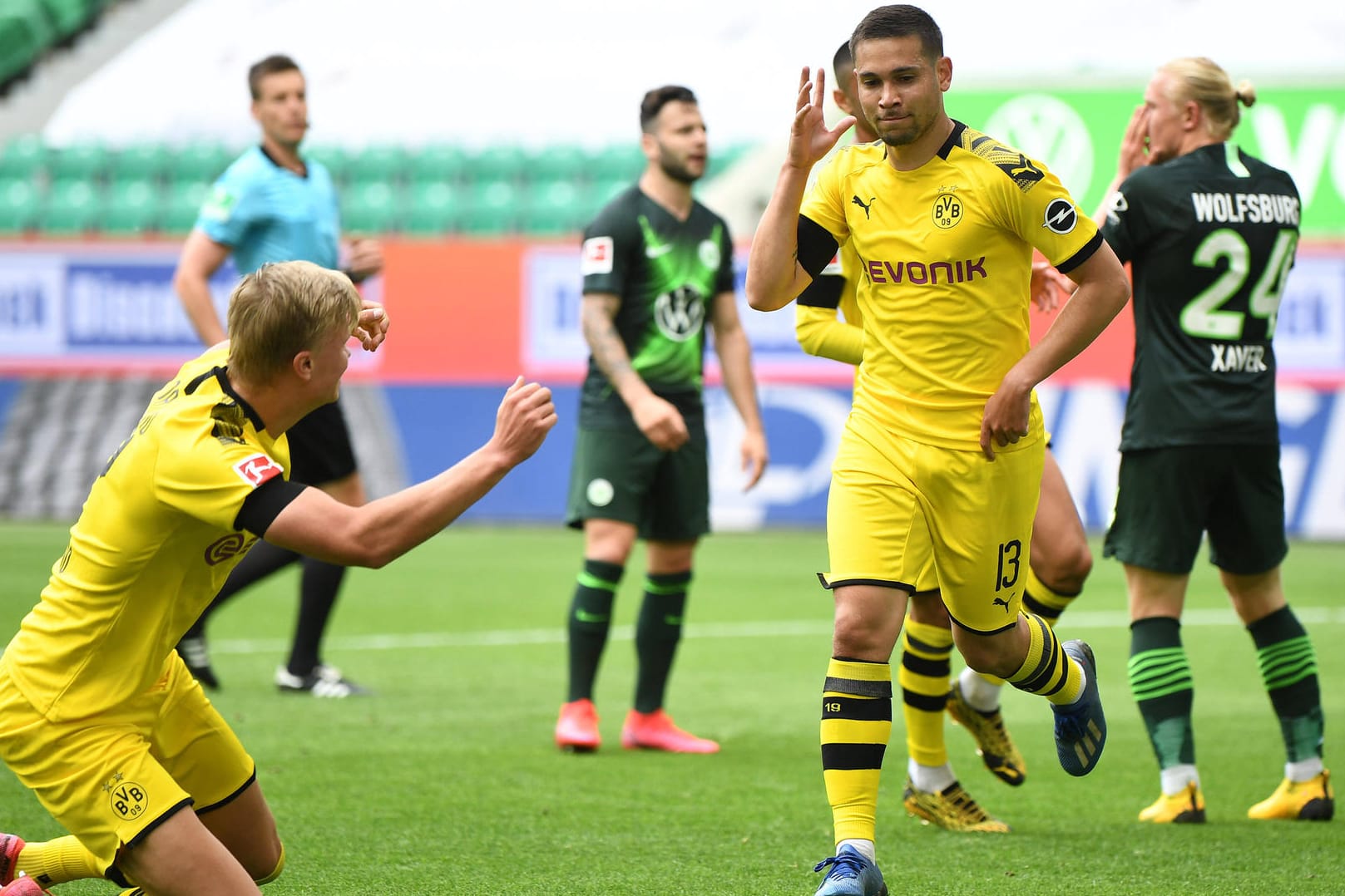 Jubel: Dortmunds Haaland (li.) feiert Torschütze Guerreiro.