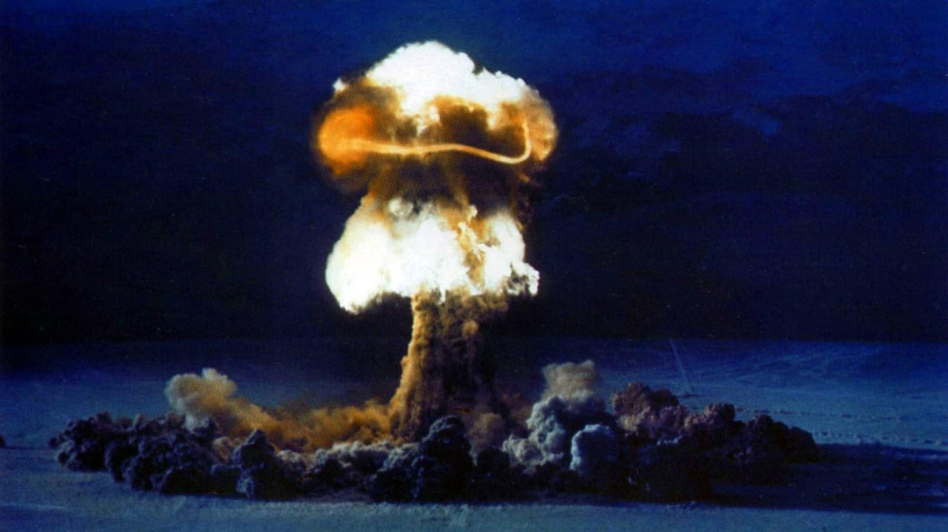 Juni 1957: Nach einem Atombombentest steigt eine pilzförmige Wolke in den Himmel über dem US-Staat Nevada.