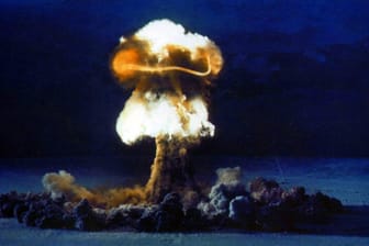 Juni 1957: Nach einem Atombombentest steigt eine pilzförmige Wolke in den Himmel über dem US-Staat Nevada.