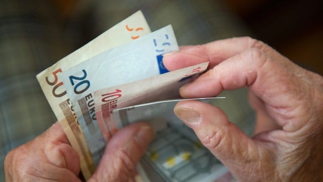 Die Ausgaben der Rentenversicherung summierten sich 2019 auf insgesamt 319 Milliarden Euro. Die Ausgaben der Rentenversicherung summierten sich 2019 auf insgesamt 319 Milliarden Euro.