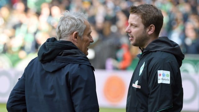 Freiburgs Trainer Christian Streich (l) unterhält sich vor dem Spiel mit Werder-Trainer Florian Kohfeldt. Freiburgs Trainer Christian Streich (l) unterhält sich vor dem Spiel mit Werder-Trainer Florian Kohfeldt.