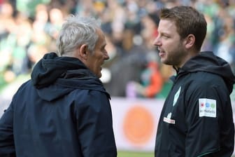 Freiburgs Trainer Christian Streich (l) unterhält sich vor dem Spiel mit Werder-Trainer Florian Kohfeldt.