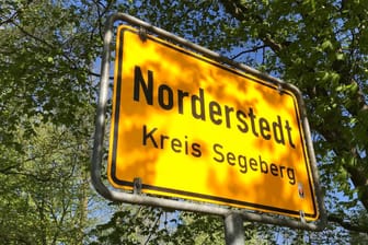 Ortsschild der Stadt Norderstedt: Ein Passant fand ein in eine Wolldecke gewickeltes Neugeborenes.
