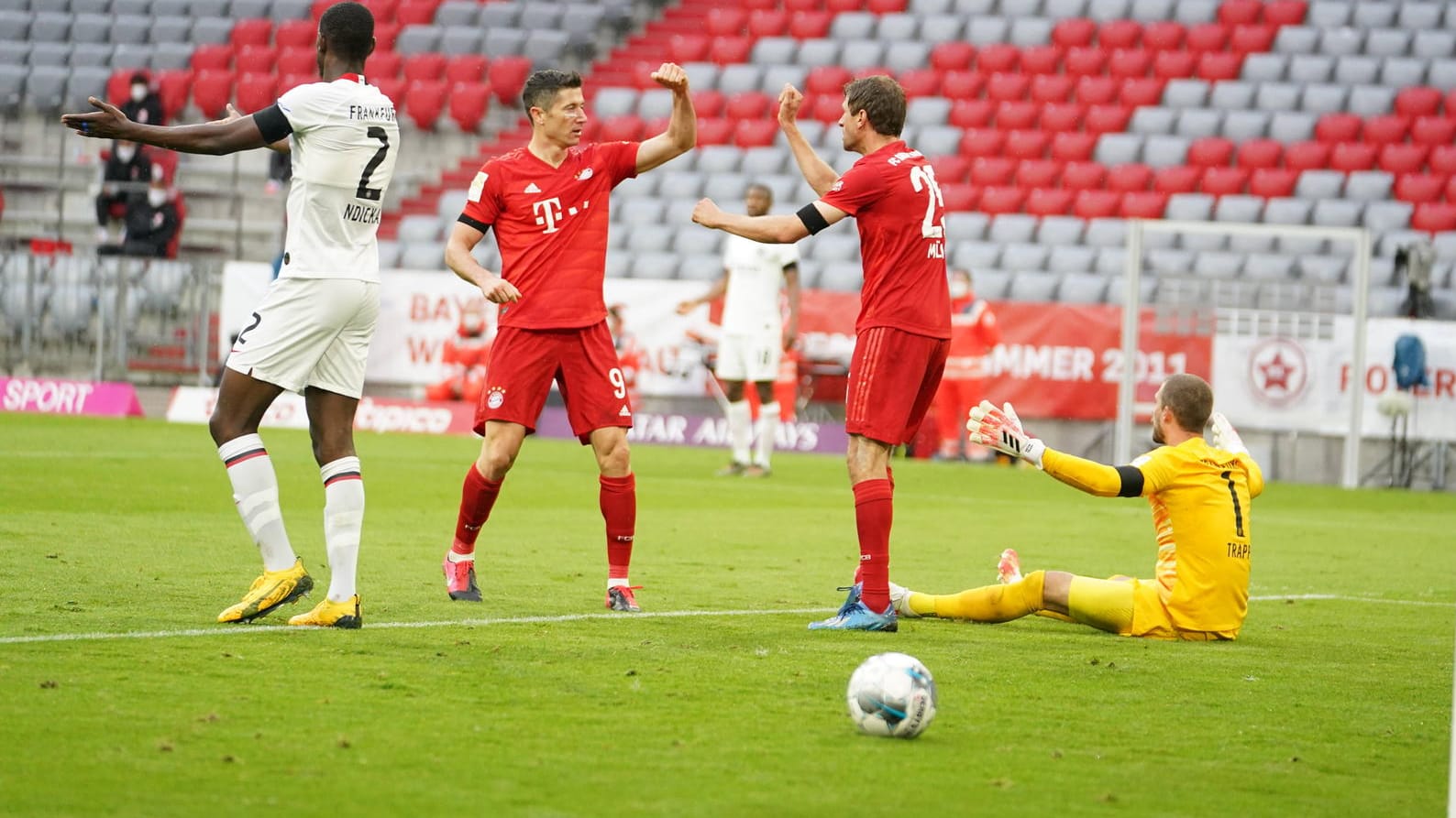 Jubel in einer wilden Partie: Bayerns Lewandowski (M.) und Müller feiern, Frankfurts Trapp (r.) hadert. Jubel in einer wilden Partie: Bayerns Lewandowski (M.) und Müller feiern, Frankfurts Trapp (r.) hadert.
