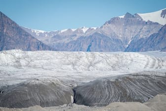 Die Schneemengen auf der Nordhalbkugel sind laut einer Studie in den vergangenen 40 Jahren in Nordamerika deutlich stärker zurückgegangen als in Eurasien.