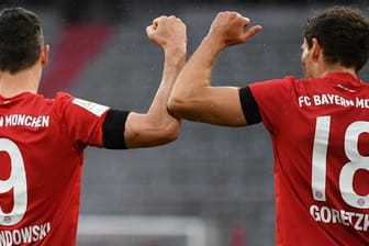 Bayerns Leon Goretzka (r) jubelt nach seinem Tor zur 1:0-Führung gegen Eintracht Frankfurt mit Stürmer Robert Lewandowski.