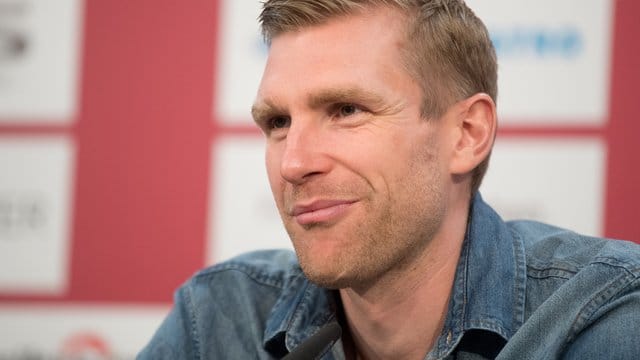 Der ehemalige Fußball-Nationalspieler Per Mertesacker drückt Werder im Abstiegskampf die Daumen. Der ehemalige Fußball-Nationalspieler Per Mertesacker drückt Werder im Abstiegskampf die Daumen.