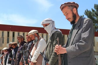 Kämpfer der Taliban (Symbolfoto): Die militante Gruppe hat eine dreitägige Waffenruhe verkündet.