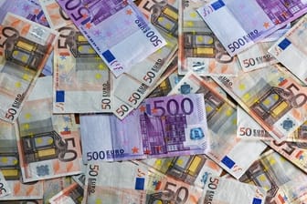 Euro-Banknoten liegen auf einem Tisch