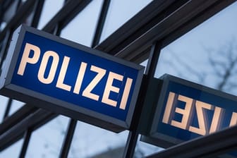 Der Schriftzug "Polizei" ist vor einem Polizeirevier zu sehen