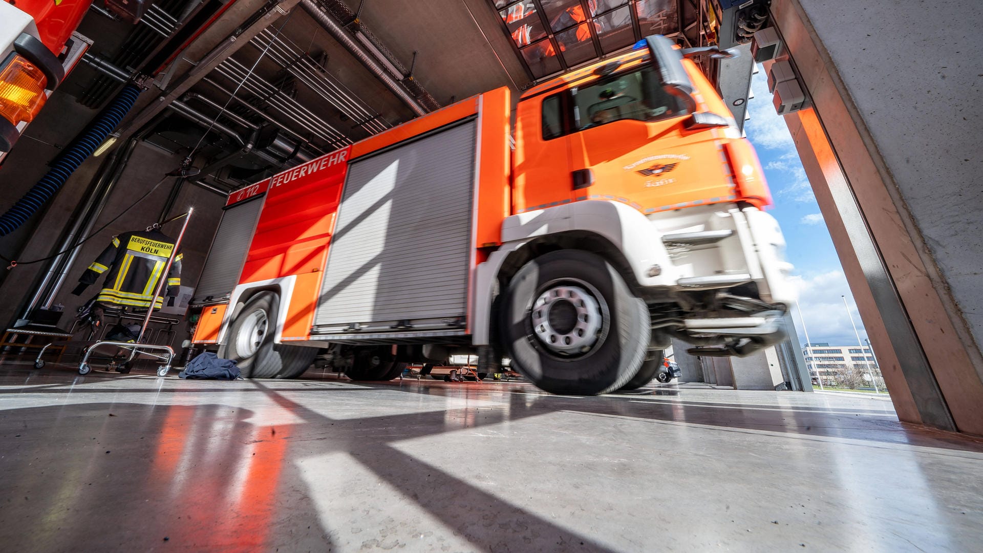 Rundgang auf dem Gelände und den Hallen der neuen Feuerwache 10 der Feuerwehr Köln in Kalk Die Halle der Feuerwehr berei