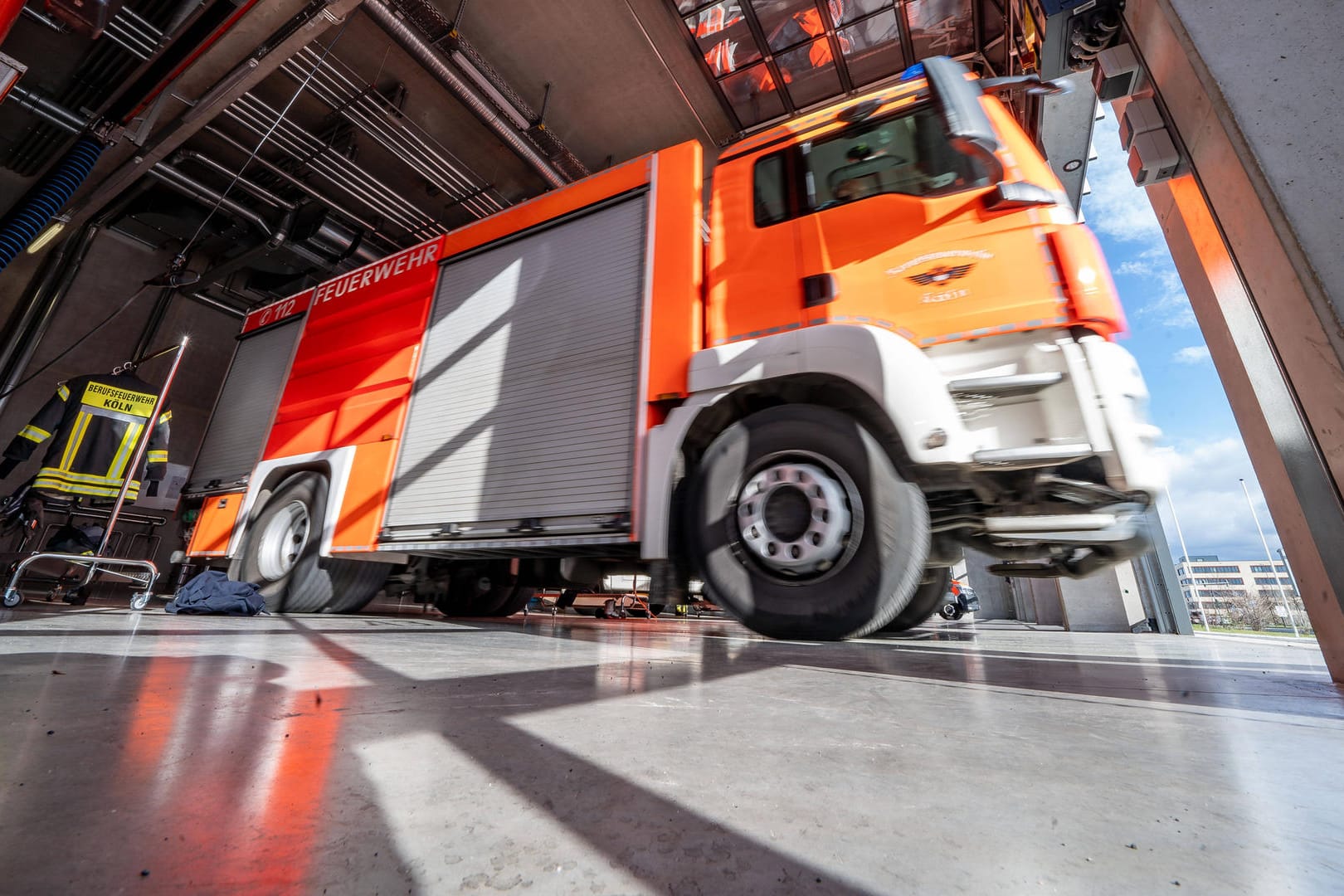 Rundgang auf dem Gelände und den Hallen der neuen Feuerwache 10 der Feuerwehr Köln in Kalk Die Halle der Feuerwehr berei