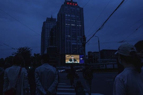 Eine Rede von Chinas Präsident Xi Jinping läuft auf einem Bildschirm in Peking.