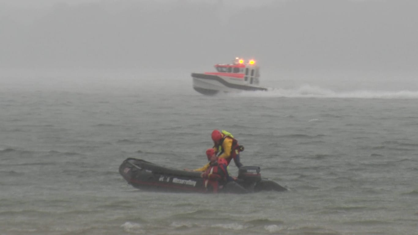 Rettungskräfte auf dem Chiemsee. Die Badenden wurden vom Unwetter überrascht.