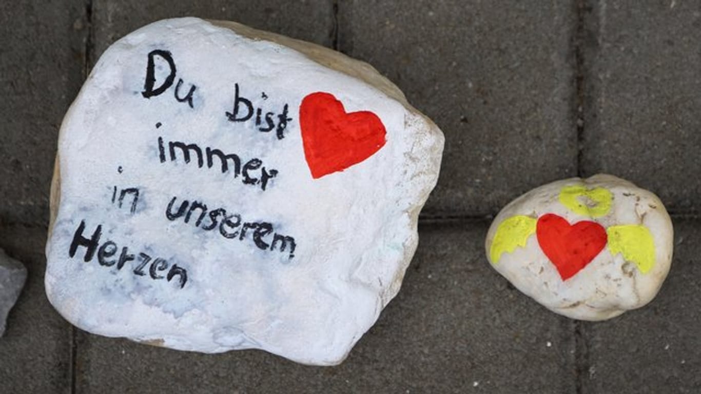 Bemalte Steine vor dem Eingang einer Kindertagesstätte in Viersen.
