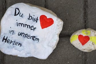 Bemalte Steine vor dem Eingang einer Kindertagesstätte in Viersen.