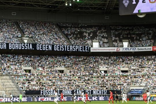 In Mönchengladbach waren spezielle Fans aus Pappe im Einsatz.