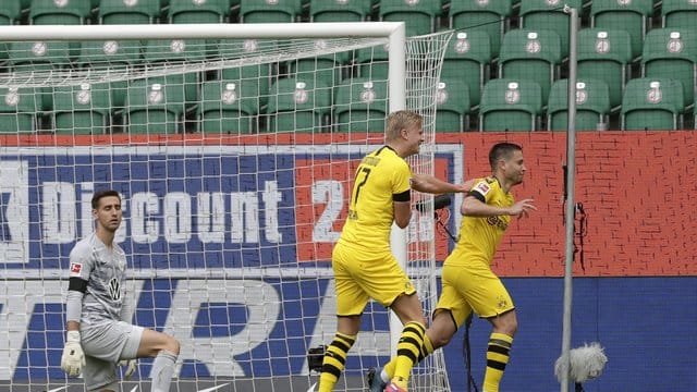 Raphaël Guerreiro (r) zeigt sich nach der Corona-Pause in bestechender Form. Raphaël Guerreiro (r) zeigt sich nach der Corona-Pause in bestechender Form.