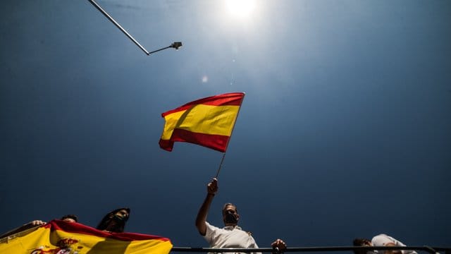 Javier Ortega Smith, Generalsekretär der rechtspopulistischen Vox-Partei, schwenkt während einer Protest-Rallye eine spanische Flagge. Javier Ortega Smith, Generalsekretär der rechtspopulistischen Vox-Partei, schwenkt während einer Protest-Rallye eine spanische Flagge.