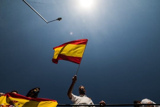 Javier Ortega Smith, Generalsekretär der rechtspopulistischen Vox-Partei, schwenkt während einer Protest-Rallye eine spanische Flagge.