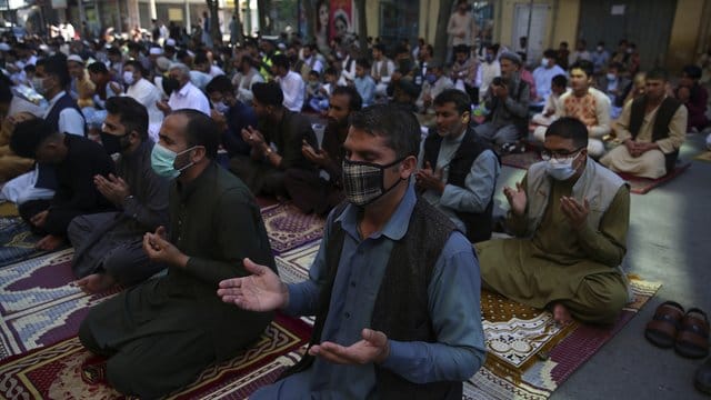 Männer beten am Fest des Fastenbrechens Eid-al Fitr vor einer Moschee in Kabul. Männer beten am Fest des Fastenbrechens Eid-al Fitr vor einer Moschee in Kabul.