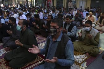Männer beten am Fest des Fastenbrechens Eid-al Fitr vor einer Moschee in Kabul.