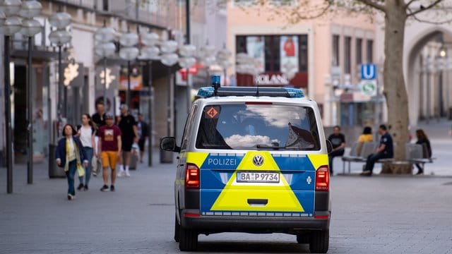 Polizei kontrolliert Verstöße gegen das Infektionsschutzgesetz Polizei kontrolliert Verstöße gegen das Infektionsschutzgesetz