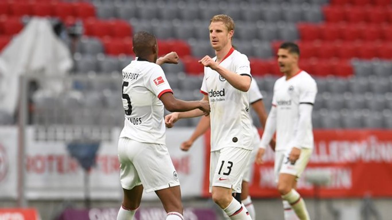 "Das ging schnell und sah sicherlich lustig aus", sagt Frankfurts Martin Hinteregger (M) über sein Eigentor bei FC Bayern.