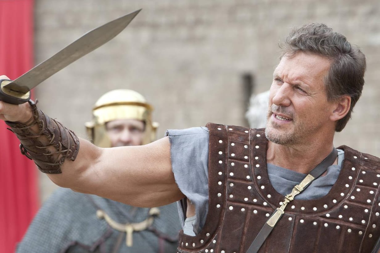 Ralf Moeller: Hier posiert er als Gladiator in einer historischen Arena, bei einem Fototermin in Xanten im Jahr 2012.