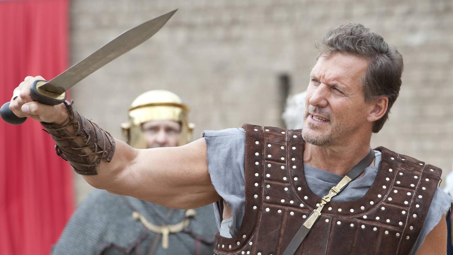 Ralf Moeller: Hier posiert er als Gladiator in einer historischen Arena, bei einem Fototermin in Xanten im Jahr 2012.