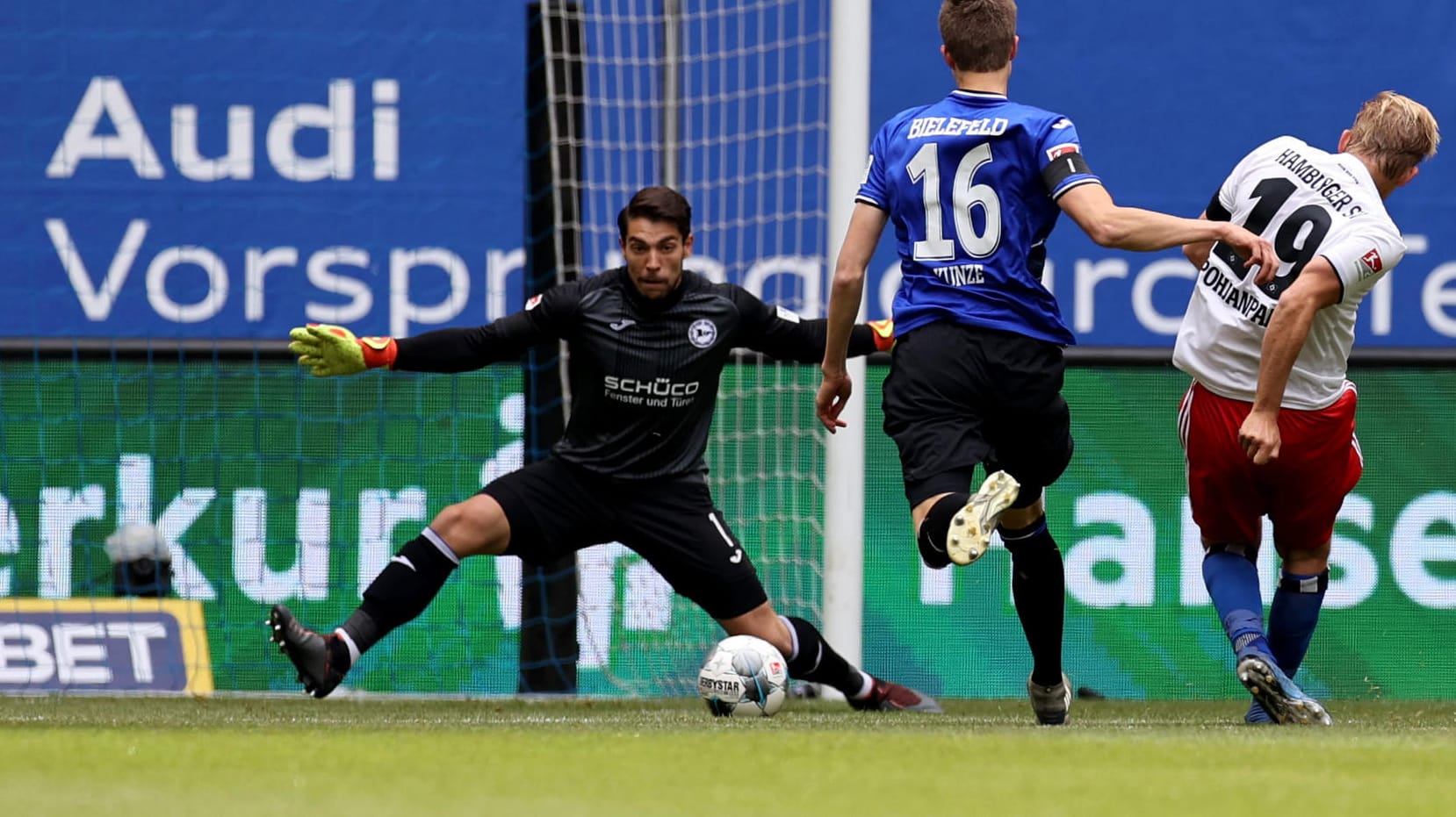 Hamburgs Pohjanpalo (r.) scheitert an Bielefelds Torwart Ortega Moreno.