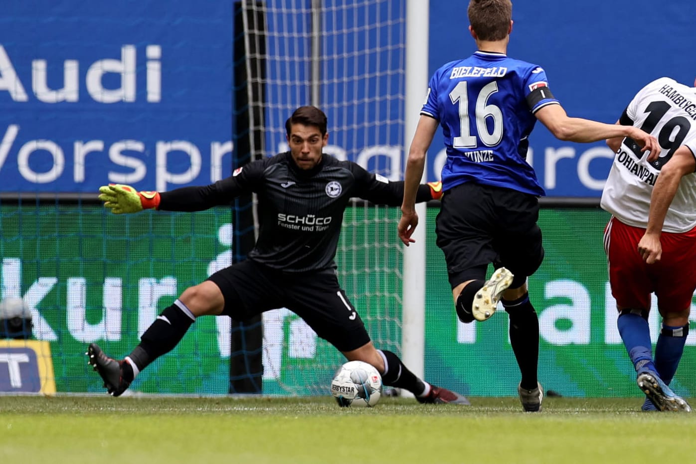 Hamburgs Pohjanpalo (r.) scheitert an Bielefelds Torwart Ortega Moreno.