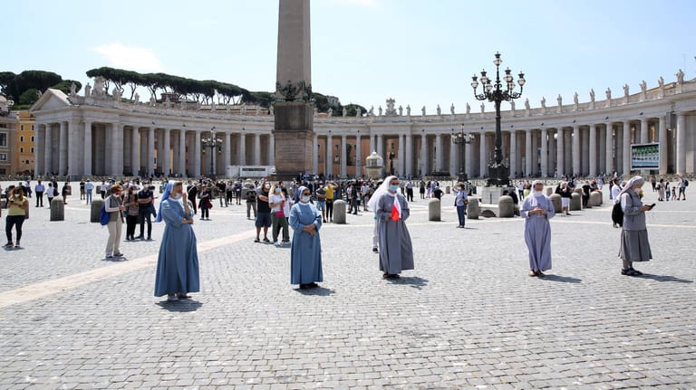 Petersplatz in Rom: Mit großem Abstand verfolgen Gläubige das Mittagsgebet von Papst Franziskus.