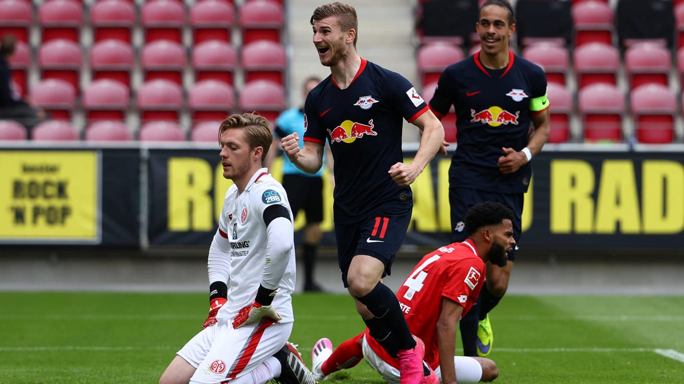 Leipzigs Werner (M.) jubelt, Mainz-Keeper Müller (li.) ist geschlagen.