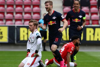 Leipzigs Werner (M.) jubelt, Mainz-Keeper Müller (li.) ist geschlagen.