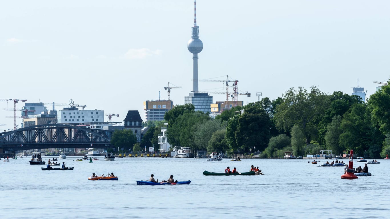 Boote liegen auf der Spree in Berlin: Die kommende Woche lockt mit freundlichem Wetter.