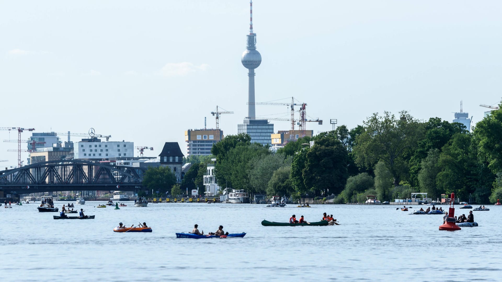 Boote liegen auf der Spree in Berlin: Die kommende Woche lockt mit freundlichem Wetter. Boote liegen auf der Spree in Berlin: Die kommende Woche lockt mit freundlichem Wetter.