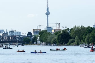 Boote liegen auf der Spree in Berlin: Die kommende Woche lockt mit freundlichem Wetter.