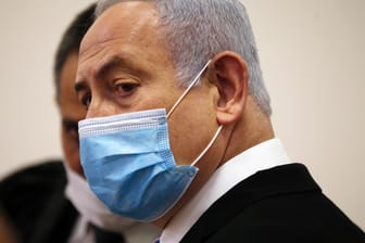 Ministerpräsident Netanjahu vor Gericht: Der 70-Jährige ist wegen Betrugs, Untreue und Bestechlichkeit angeklagt.