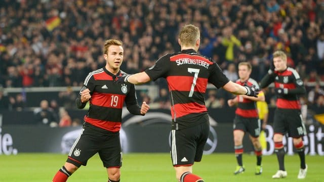 Spielten beim FC Bayern zusammen und holten 2014 den WM-Titel: Mario Götze (l) und Bastian Schweinsteiger. Spielten beim FC Bayern zusammen und holten 2014 den WM-Titel: Mario Götze (l) und Bastian Schweinsteiger.