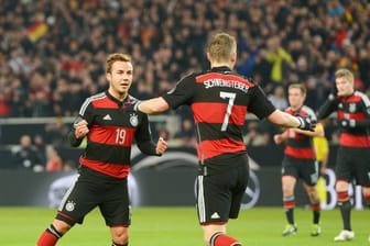 Spielten beim FC Bayern zusammen und holten 2014 den WM-Titel: Mario Götze (l) und Bastian Schweinsteiger.