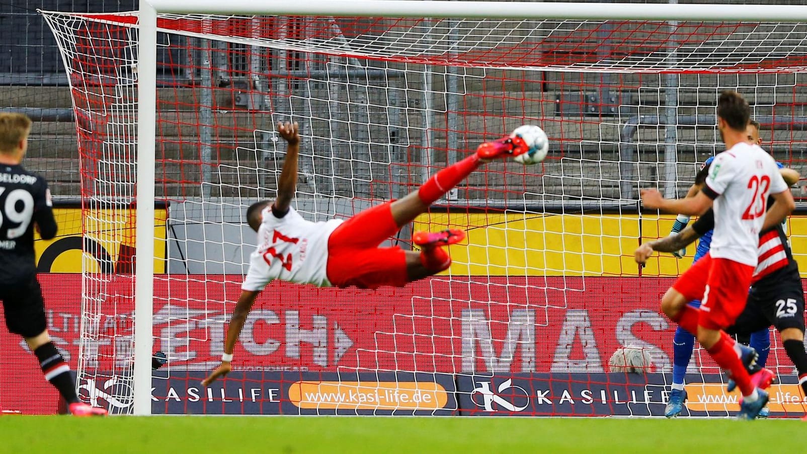 Abgezogen: Kölns Modeste zieht vor dem Düsseldorfer Tor ab.