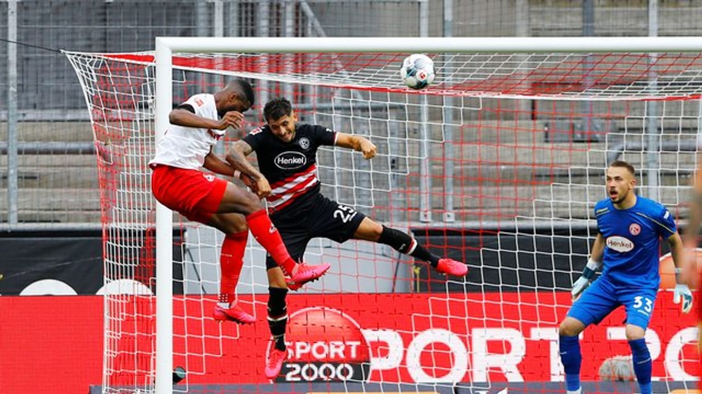 Anthony Modeste (l) brachte Köln mit seinem Anschlusstreffer gegen Düsseldorf wieder zurück ins Spiel.
