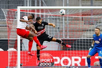 Anthony Modeste (l) brachte Köln mit seinem Anschlusstreffer gegen Düsseldorf wieder zurück ins Spiel.