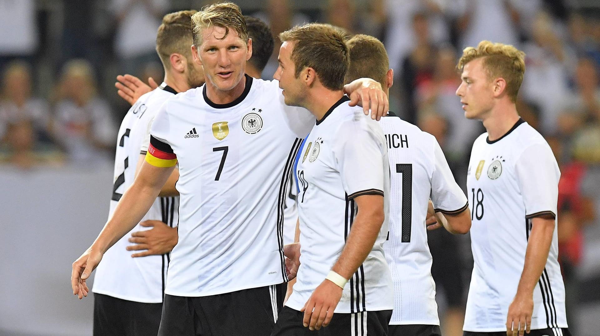 Weggefährten: Schweinsteiger (li.) und Götze beim DFB-Abschiedsspiel für die Bayern-Größe 2016.