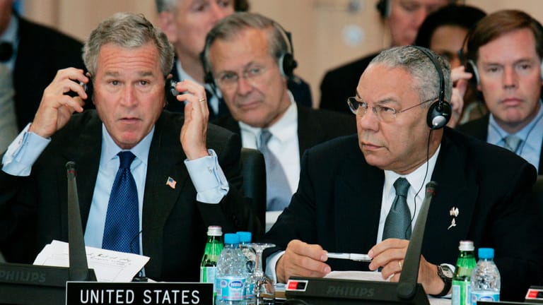 Burns (r.) mit Präsident Bush, Verteidigungsminister Rumsfeld, Außenminister Powell beim Nato-Gipfel 2004: "Bush und Schröder sprachen ein Jahr nicht miteinander."