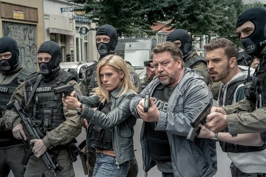 Lola Karras (Nele Kiper), Fredo Schulz (Armin Rohde) und Milan Filipovic (Edin Hasanovic) stehen mit gezogenen Waffen zwischen SEK-Beamten (l-r).